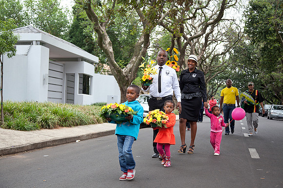 A Family arrive at the Mandela home to pay their respects, Houghton, 05.12.13.